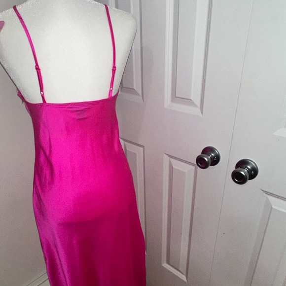Fuchsia satin dress 💖 - Picture 4 of 8